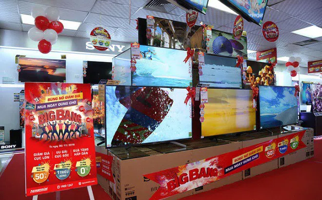 Hàng loạt TV đắt tiền lại giảm giá tới 50%