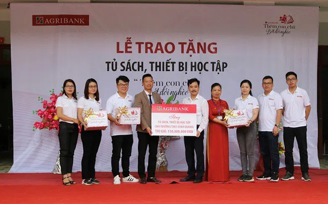 Tủ sách 'Thêm con chữ, bớt đói nghèo' đến với tỉnh miền núi Hà Giang