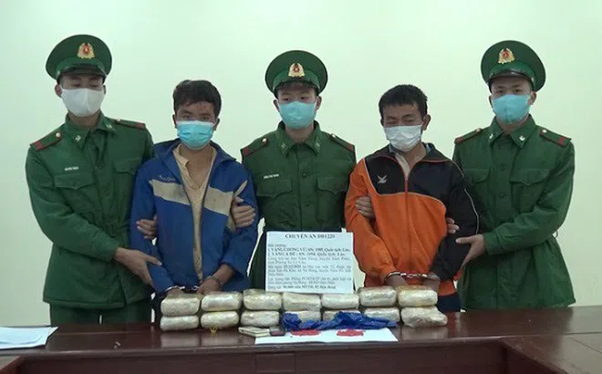 Bắt giữ 2 đối tượng người nước ngoài vận chuyển 90.000 viên ma túy tổng hợp