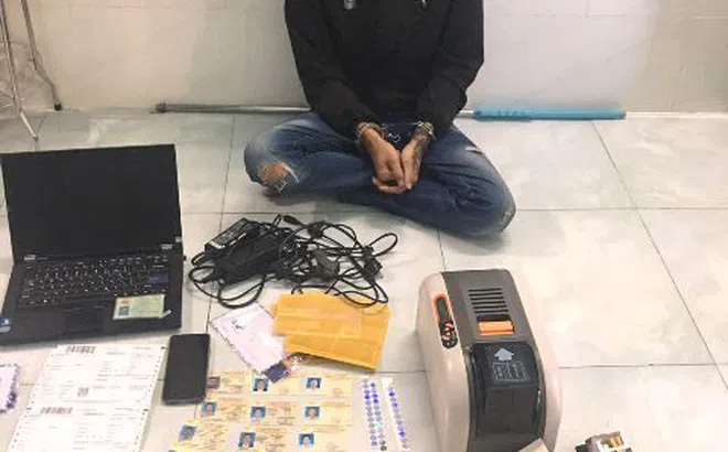 Đà Nẵng: Bắt đối tượng làm bằng lái xe, bằng đại học giả