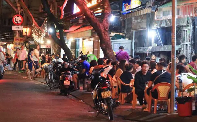 Từ hôm nay 9/3, TP. HCM mở lại các hoạt động dịch vụ
