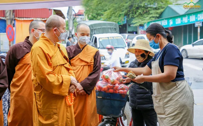 Các phật tử Chùa Ba Vàng vẫn tiếp tục 'giải cứu' nông sản Hải Dương