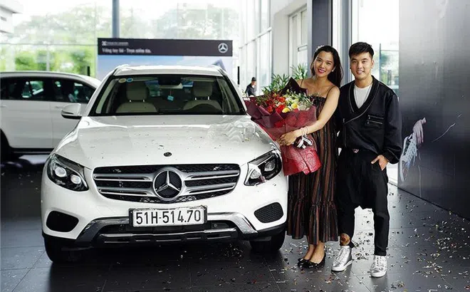 Những ông chồng "soái ca" tặng vợ siêu xe tiền tỷ trong năm 2019
