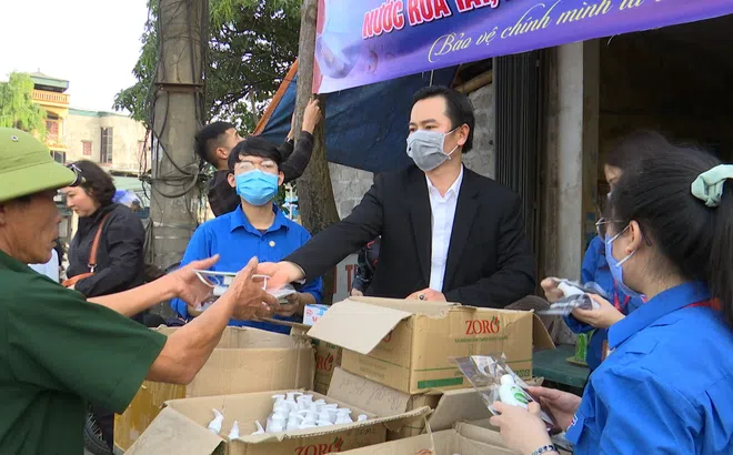 Hướng dẫn và phát 150.000 khẩu trang cùng hơn 30.000 nước rửa tay miễn phí đến tận tay người dân