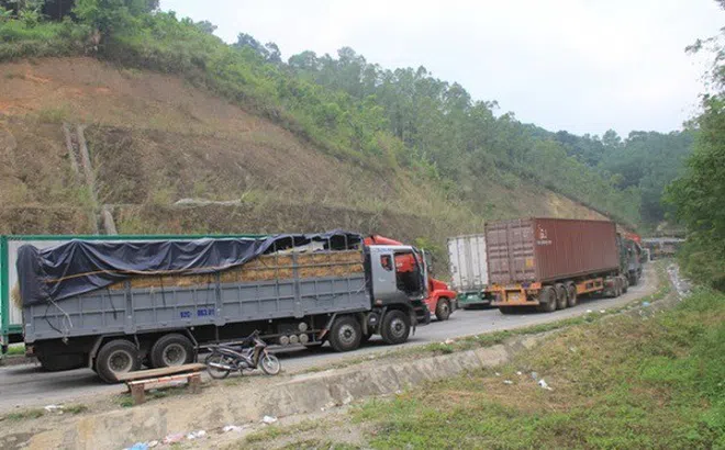 Lượng nông sản chờ xuất khẩu tại cửa khẩu biên giới ngày càng tăng