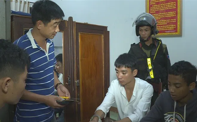 Đắk Lắk: Bắt nhóm đối tượng xông vào phòng tại nhà nghỉ khống chế cướp tài sản