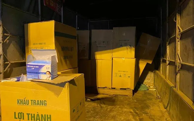 Hà Nội: Bắt xe tải chở hơn 50.000 khẩu trang lậu trong đêm