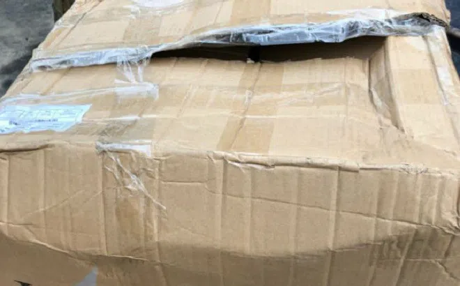 Viettel Post bị tố “rút ruột” khẩu trang của khách?