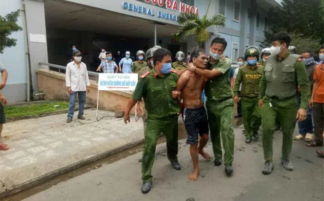 Quảng Ngãi: Khống chế nam thanh niên mang xăng đốt bệnh viện