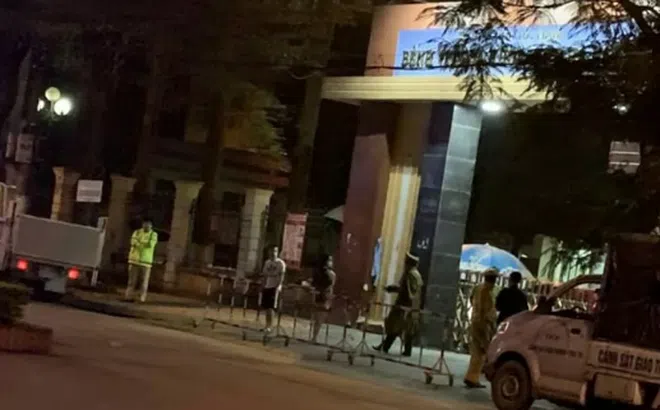 Hà Nam họp khẩn trong đêm, cách ly 30 y bác sĩ và phong tỏa cả 1 thôn do ca nhiễm COVID-19 phức tạp