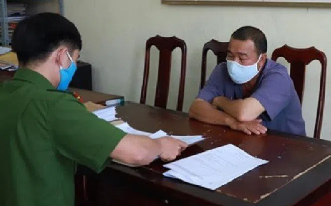 Truy tố 2 người xé biên bản, đánh công an vì kiểm tra quán cà phê giữa dịch COVID-19