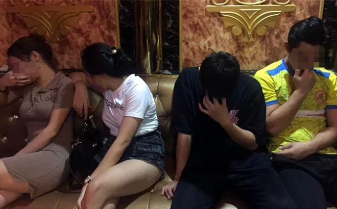 Hà Nội: Bắt quả tang 10 nam nữ thanh niên “bay lắc” trong quán karaoke
