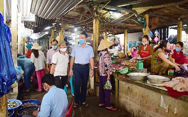 Thừa Thiên Huế: Tăng cường xử lý môi trường tại các chợ để phòng chống Covid-19