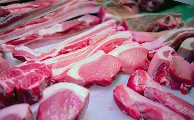 Giá cả thị trường 13/5: Siêu thị tăng cường khuyến mãi thịt lợn nhập khẩu giữa lúc "hàng nội" khan hiếm